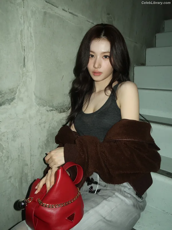 Minatozaki Sana (TWICE) photo 10 of 1069