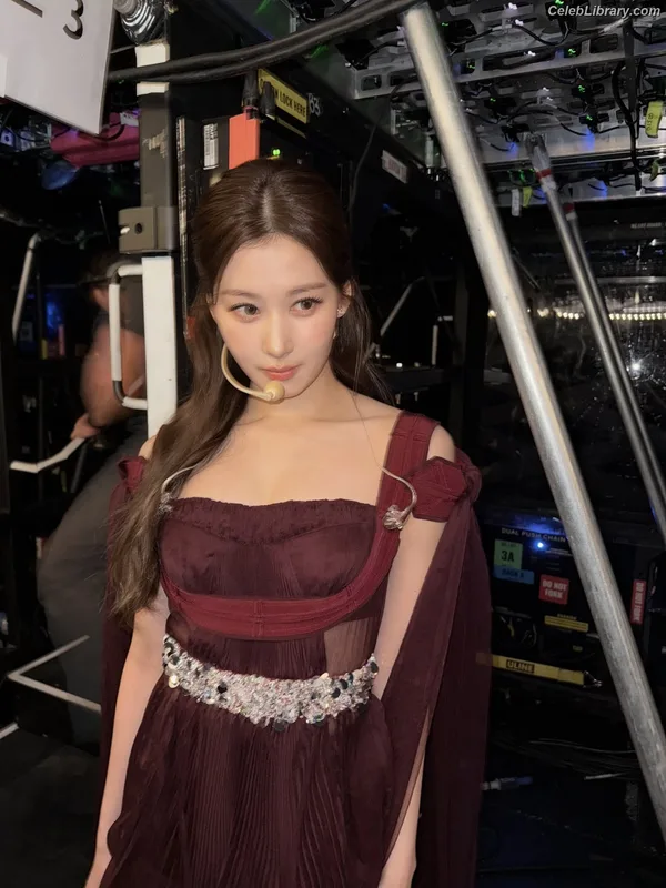 Minatozaki Sana (TWICE) photo 12 of 1069