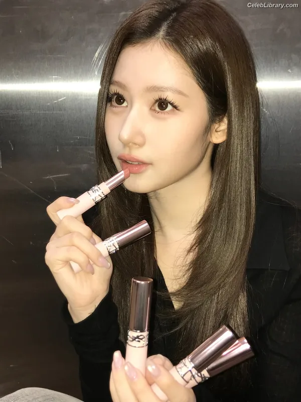 Minatozaki Sana (TWICE) photo 18 of 1069