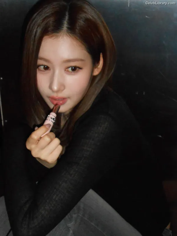 Minatozaki Sana (TWICE) photo 19 of 1069