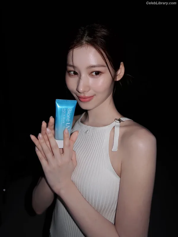 Minatozaki Sana (TWICE) photo 20 of 1069