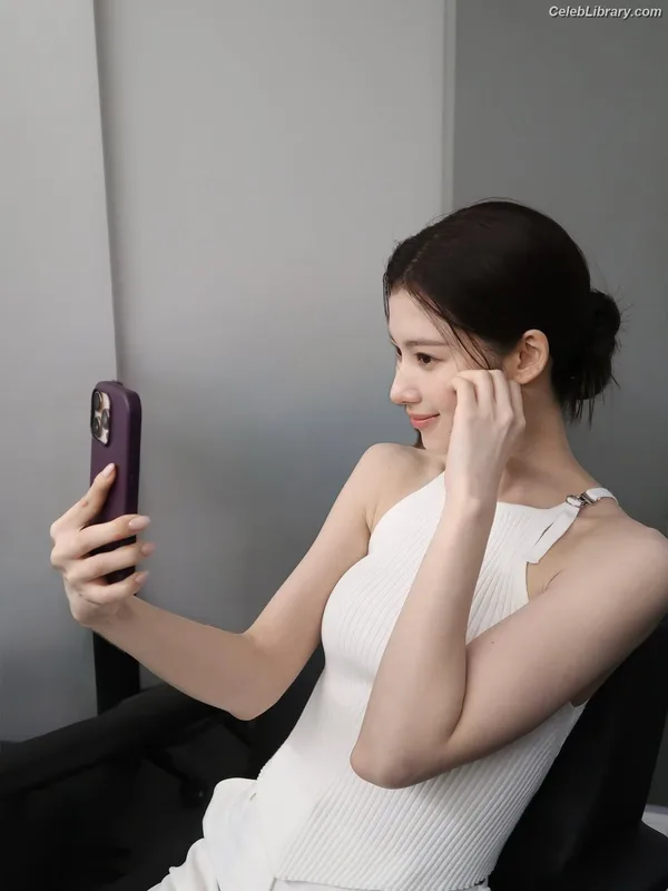 Minatozaki Sana (TWICE) photo 21 of 1069