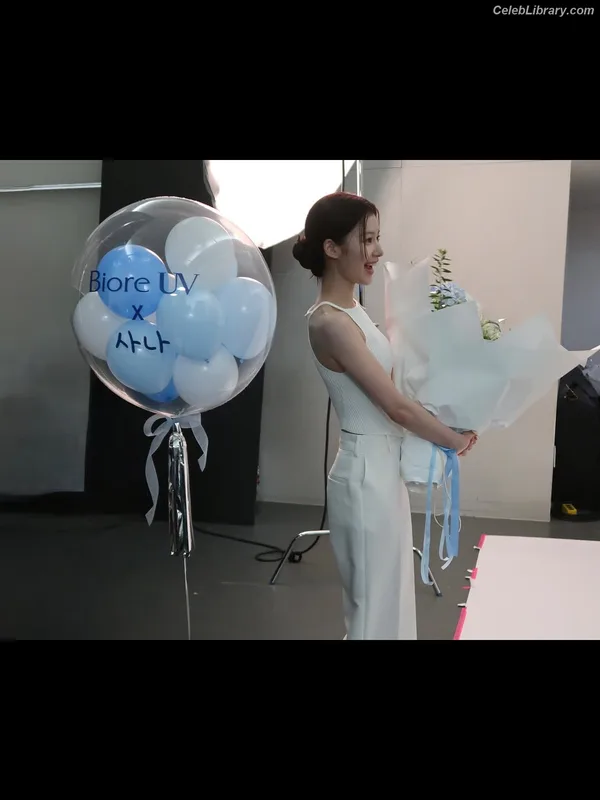 Minatozaki Sana (TWICE) photo 22 of 1069