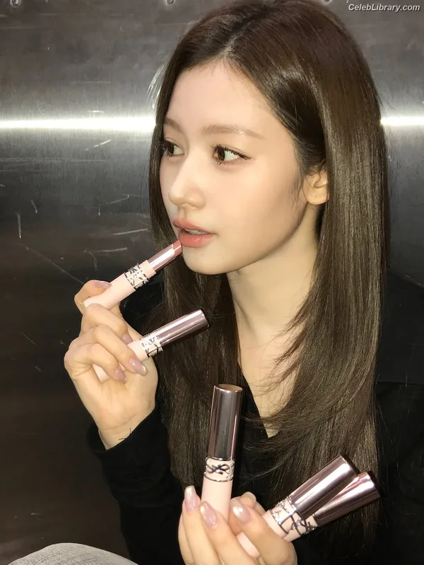 Minatozaki Sana (TWICE) photo 1 of 1069