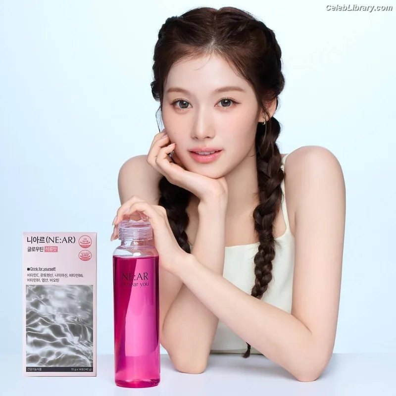 Minatozaki Sana (TWICE) photo 12 of 1069