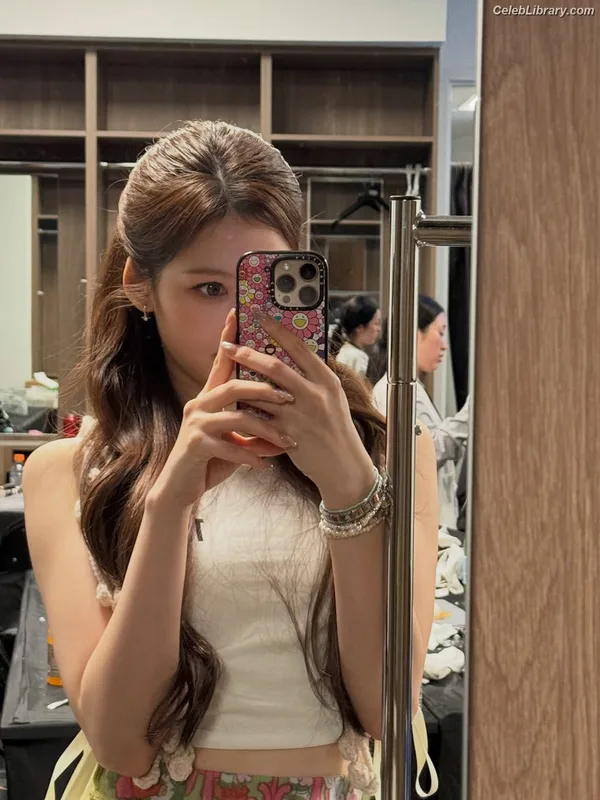 Minatozaki Sana (TWICE) photo 15 of 1069