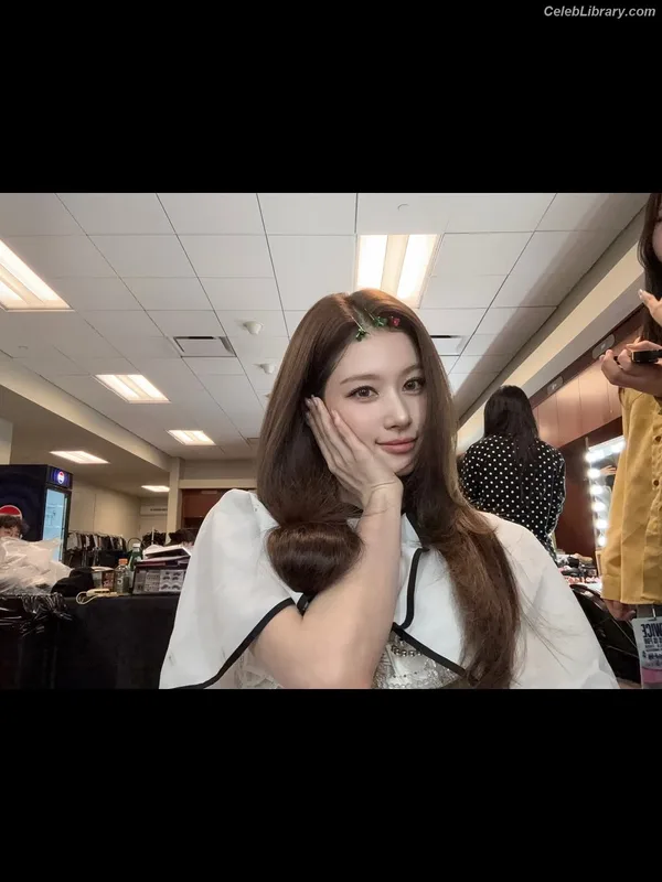 Minatozaki Sana (TWICE) photo 19 of 1069