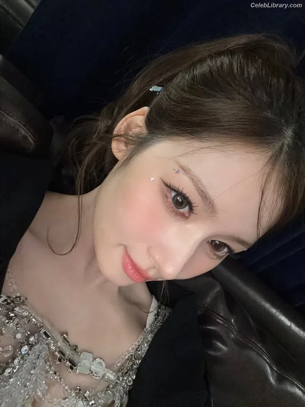 Minatozaki Sana (TWICE) photo 2 of 1069