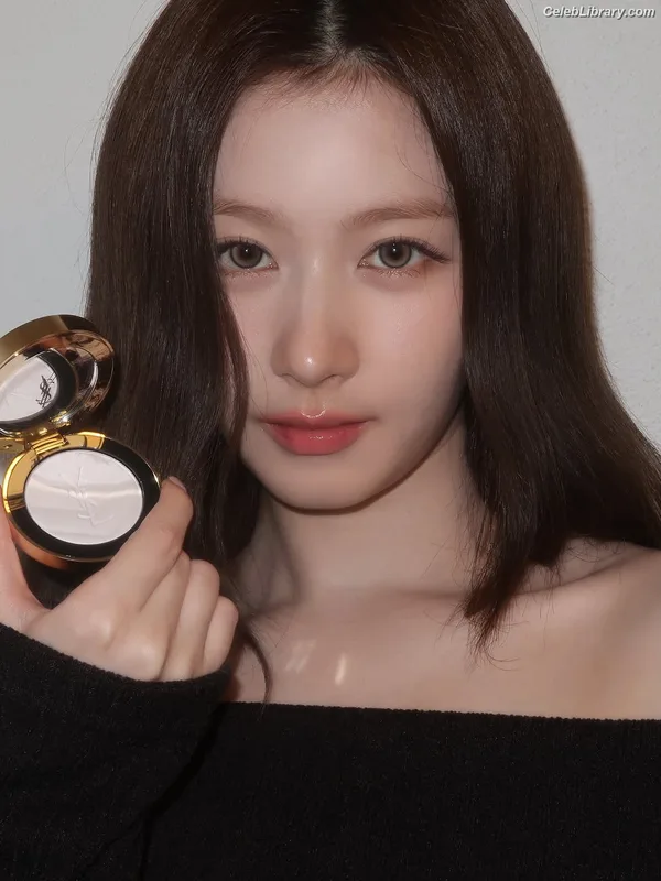 Minatozaki Sana (TWICE) photo 8 of 1069