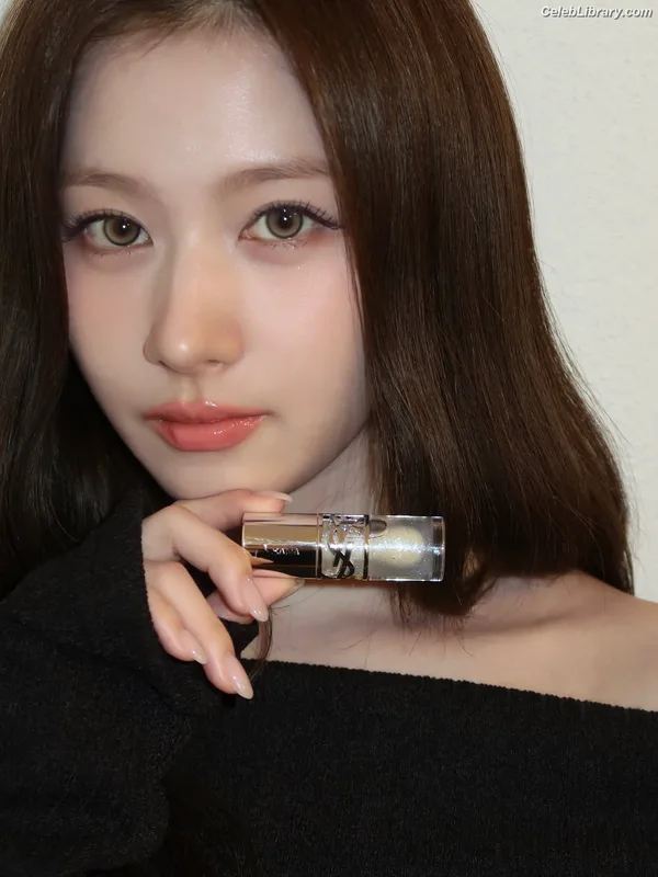 Minatozaki Sana (TWICE) photo 9 of 1069