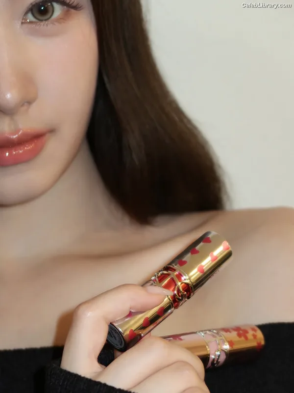 Minatozaki Sana (TWICE) photo 14 of 1069