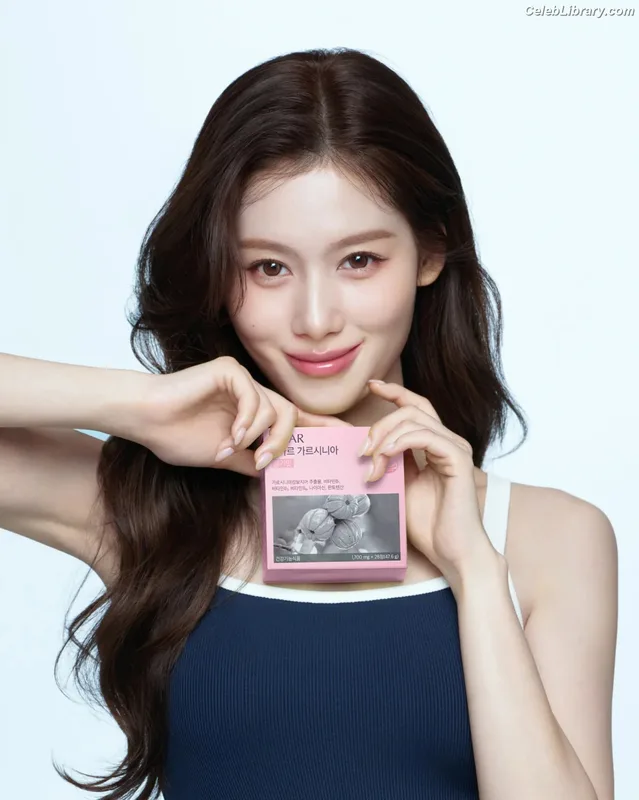 Minatozaki Sana (TWICE) photo 5 of 1069