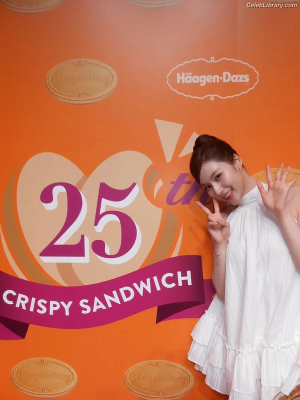 Minatozaki Sana (TWICE) photo 18 of 1069