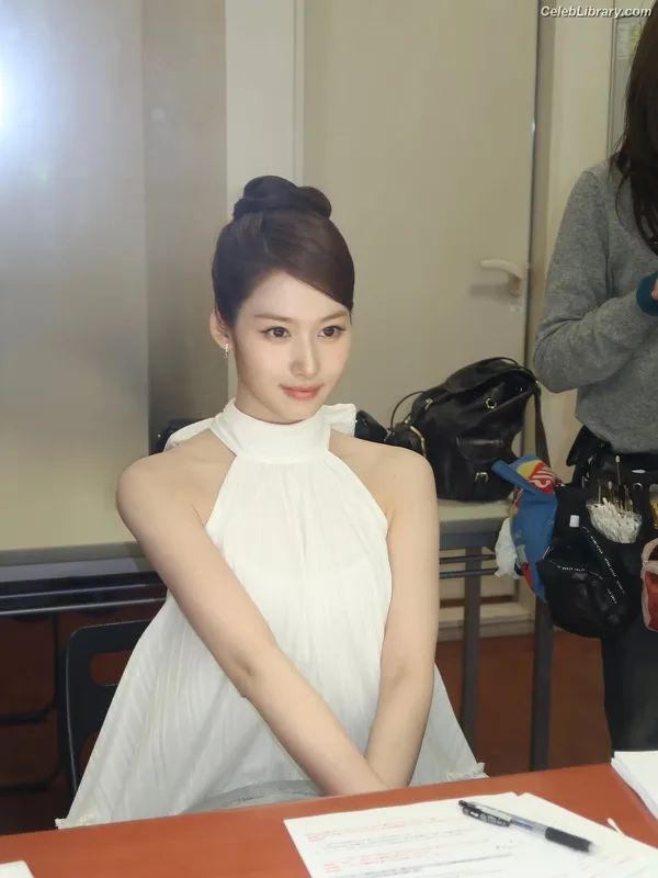 Minatozaki Sana (TWICE) photo 19 of 1069