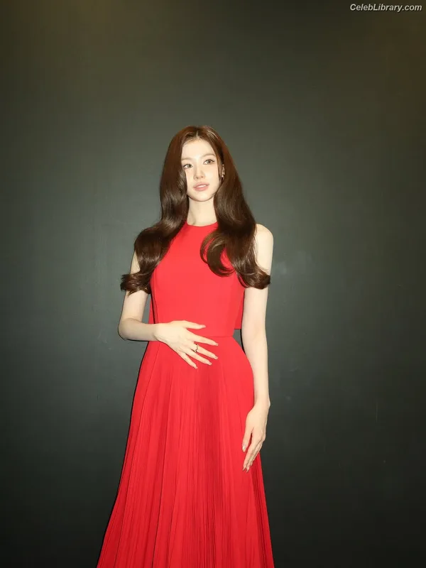 Minatozaki Sana (TWICE) photo 20 of 1069