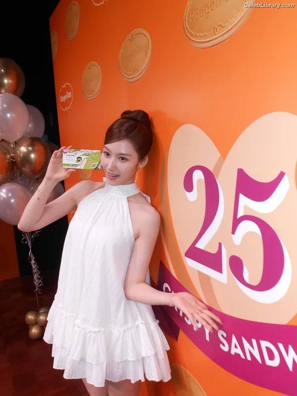 Minatozaki Sana (TWICE) photo 4 of 1069