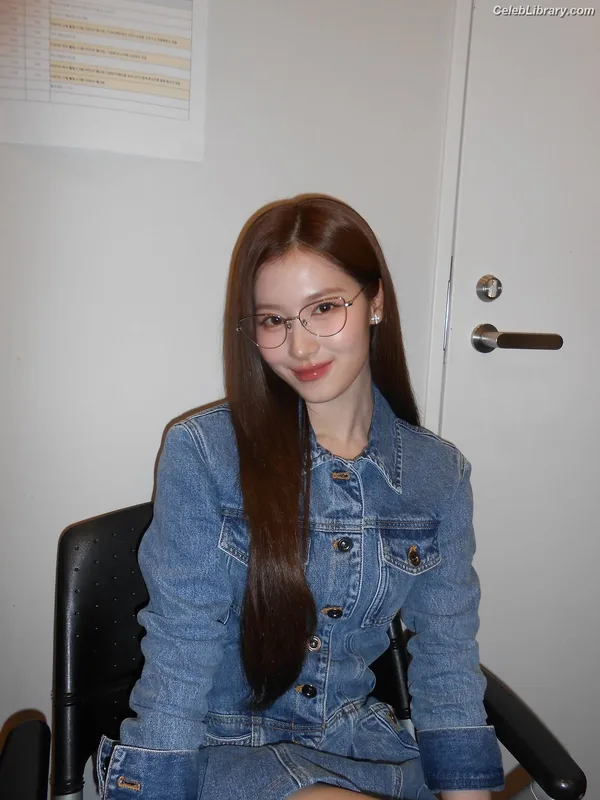 Minatozaki Sana (TWICE) photo 6 of 1069