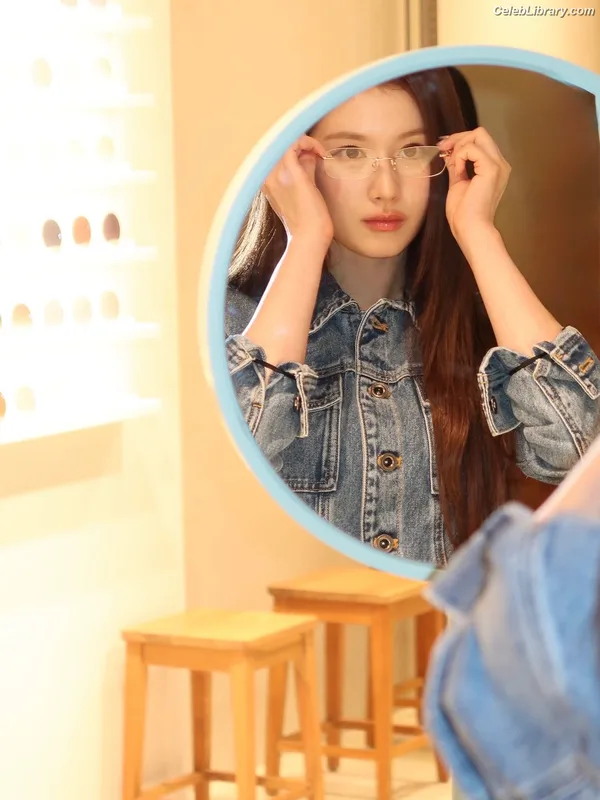Minatozaki Sana (TWICE) photo 7 of 1069