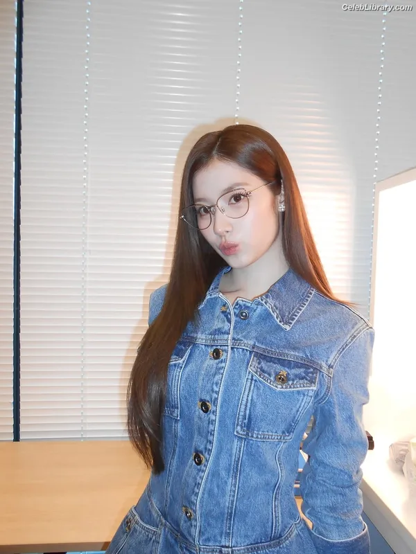 Minatozaki Sana (TWICE) photo 10 of 1069