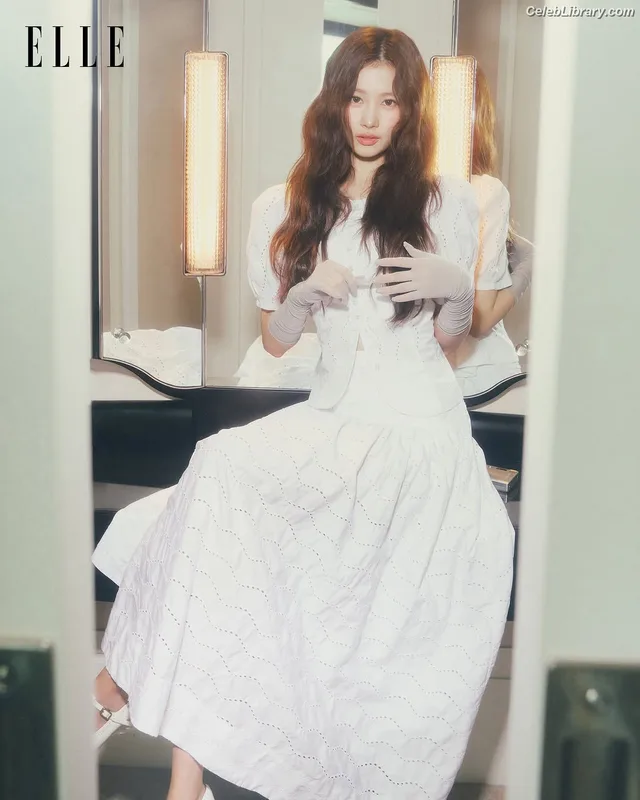 Minatozaki Sana (TWICE) photo 16 of 1069