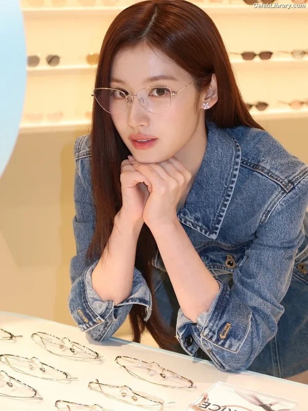 Minatozaki Sana (TWICE) photo 17 of 1069