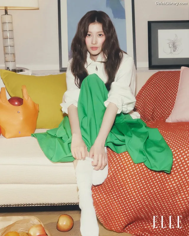 Minatozaki Sana (TWICE) photo 21 of 1069