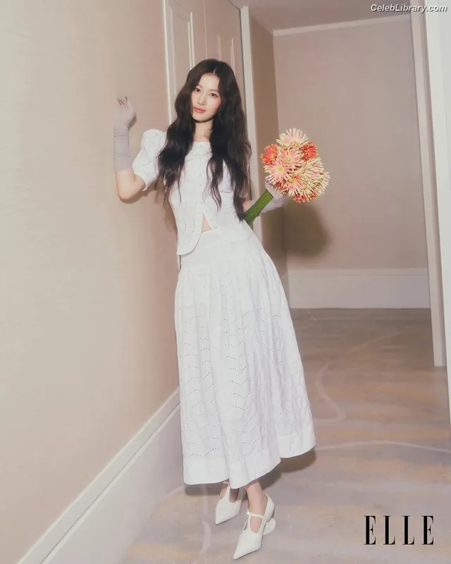 Minatozaki Sana (TWICE) photo 22 of 1069