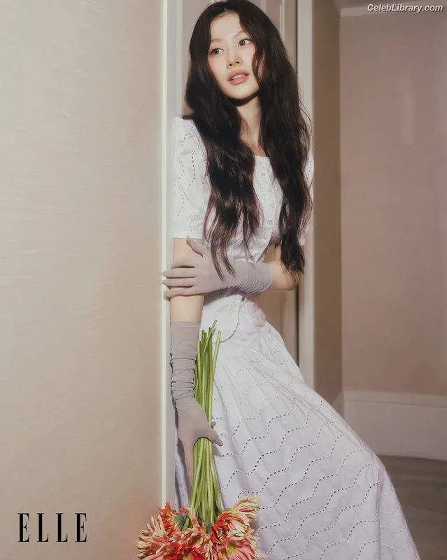 Minatozaki Sana (TWICE) photo 24 of 1069