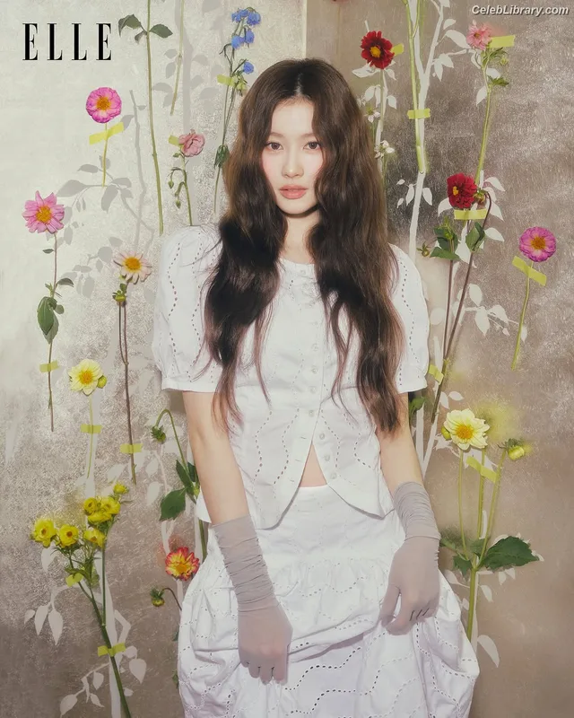 Minatozaki Sana (TWICE) photo 1 of 1069