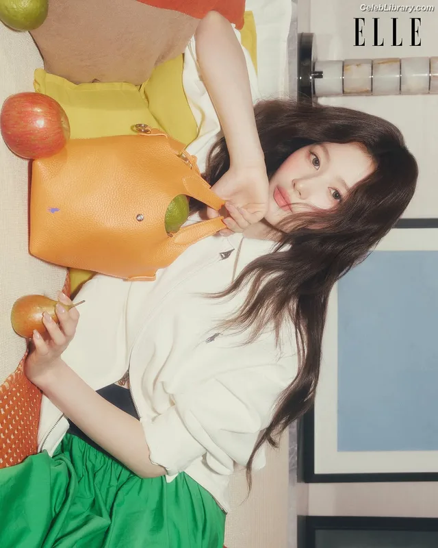 Minatozaki Sana (TWICE) photo 5 of 1069