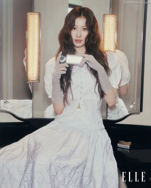 Minatozaki Sana (TWICE) photo 12 of 1069
