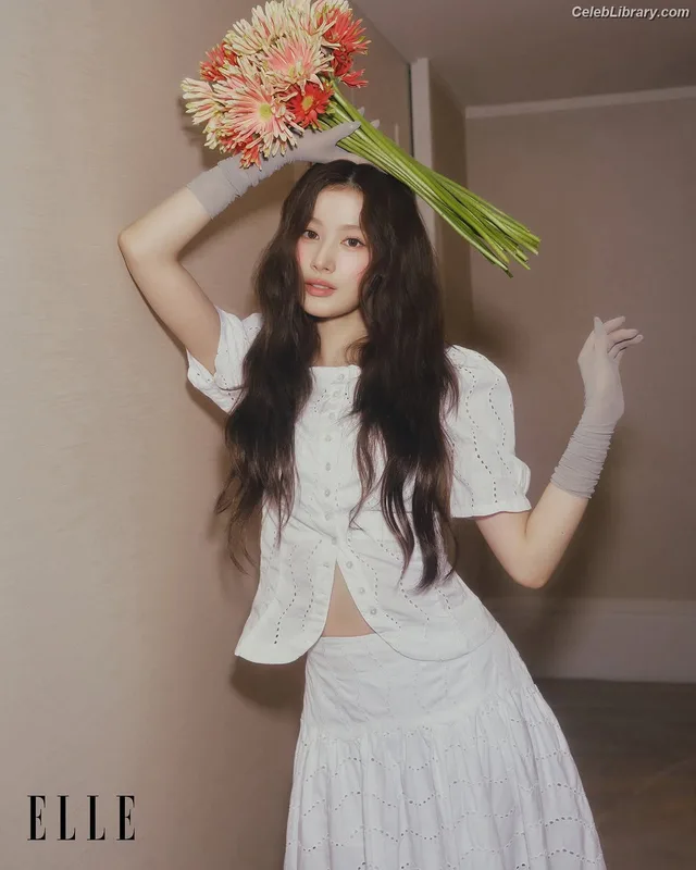 Minatozaki Sana (TWICE) photo 13 of 1069