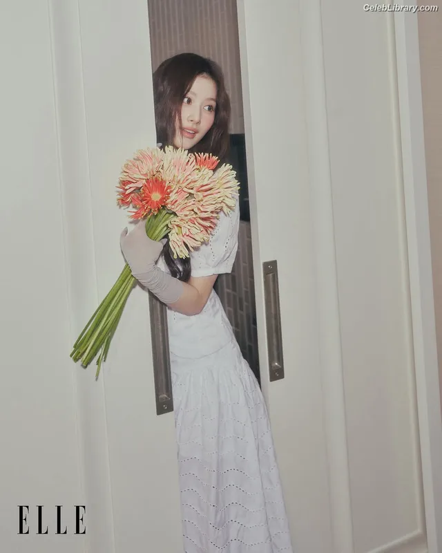 Minatozaki Sana (TWICE) photo 18 of 1069