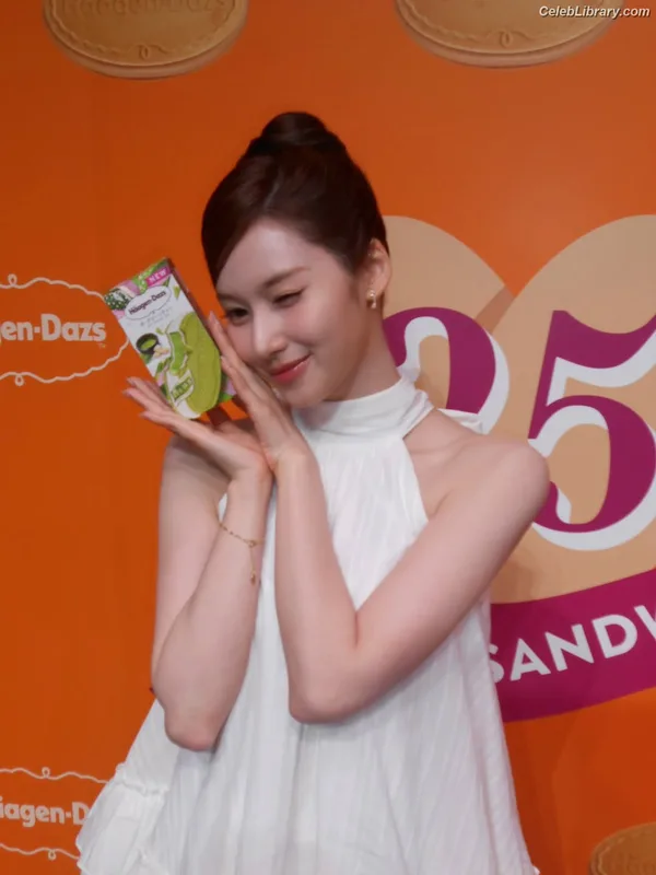 Minatozaki Sana (TWICE) photo 22 of 1069