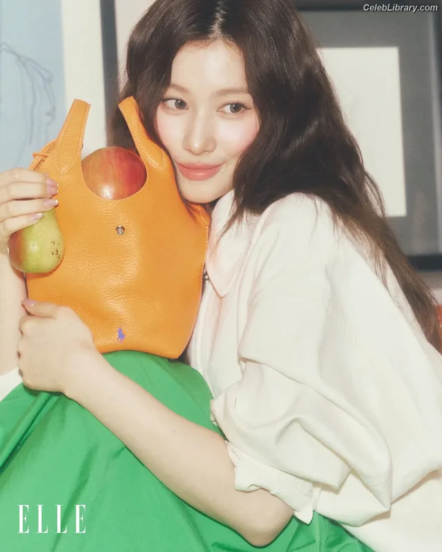 Minatozaki Sana (TWICE) photo 24 of 1069