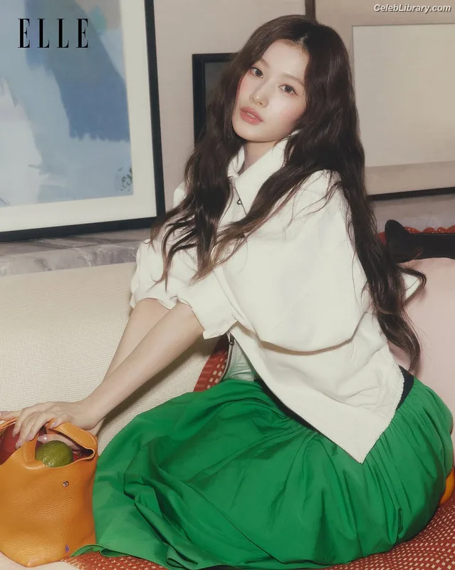 Minatozaki Sana (TWICE) photo 1 of 1069