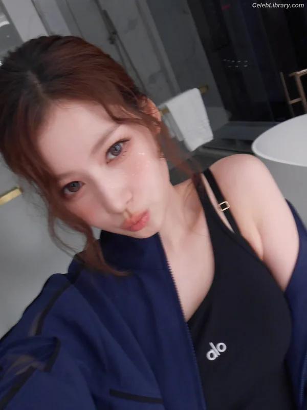 Minatozaki Sana (TWICE) photo 9 of 1069