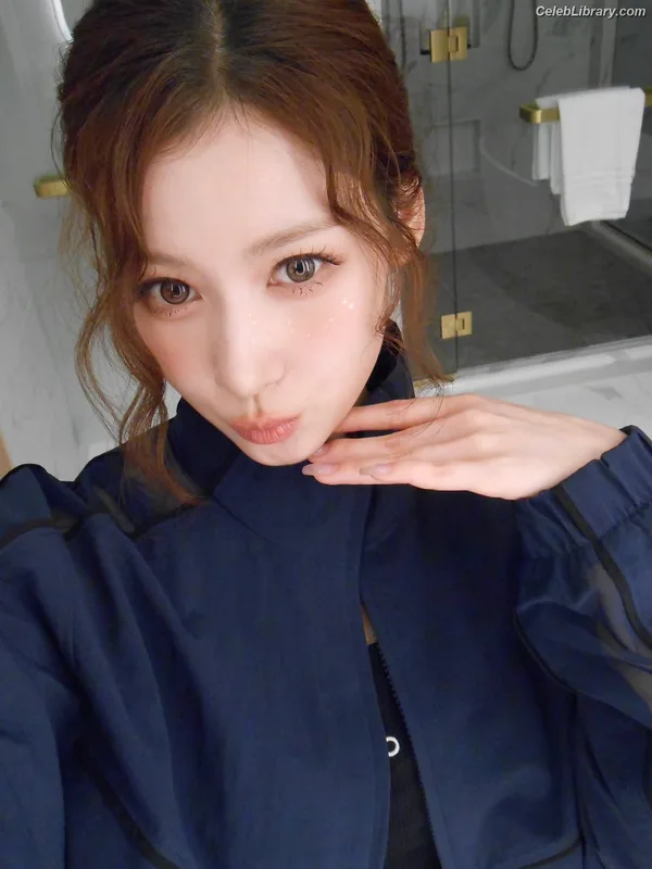 Minatozaki Sana (TWICE) photo 10 of 1069