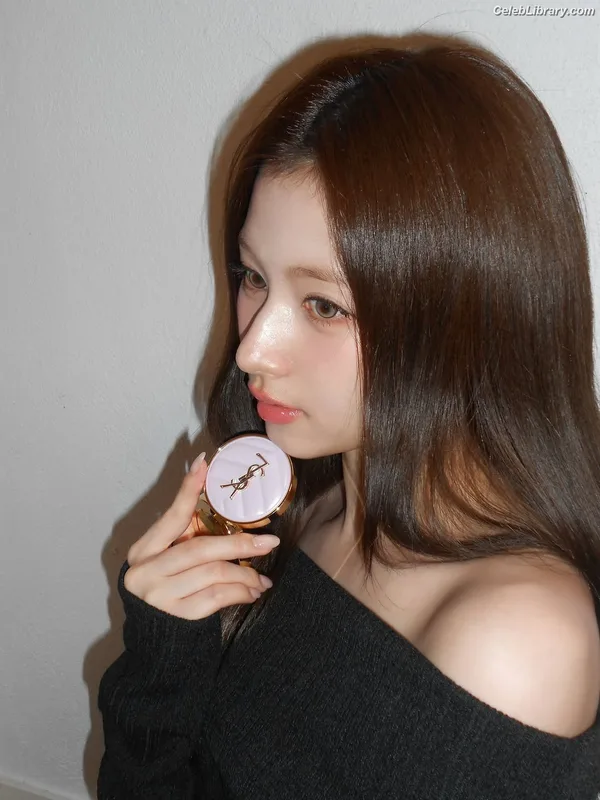 Minatozaki Sana (TWICE) photo 17 of 1069