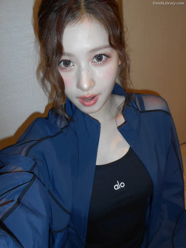 Minatozaki Sana (TWICE) photo 19 of 1069