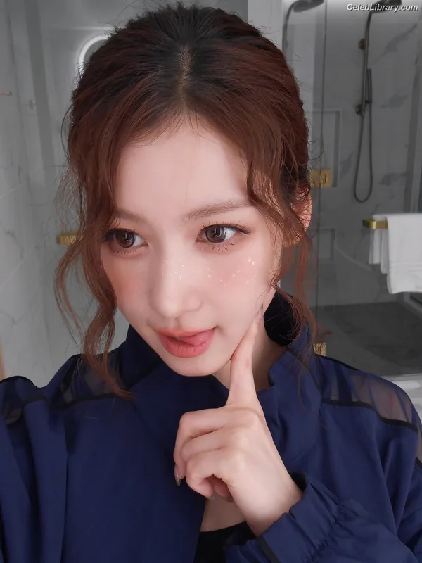 Minatozaki Sana (TWICE) photo 23 of 1069