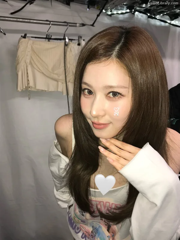 Minatozaki Sana (TWICE) photo 11 of 1069