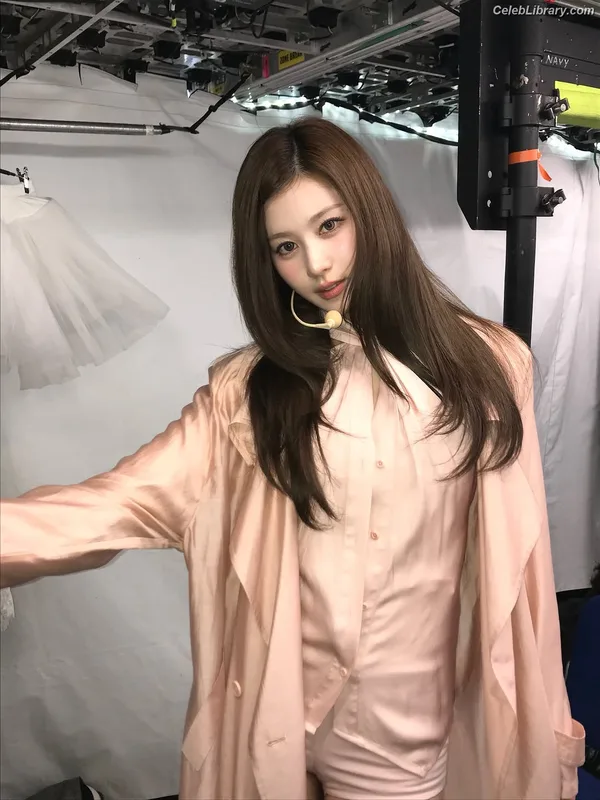 Minatozaki Sana (TWICE) photo 12 of 1069