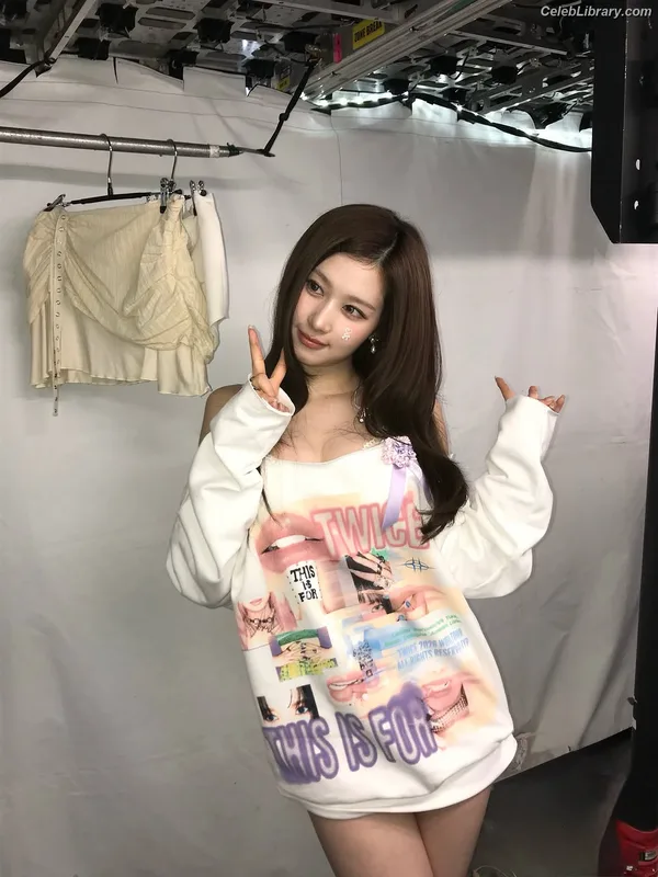 Minatozaki Sana (TWICE) photo 16 of 1069