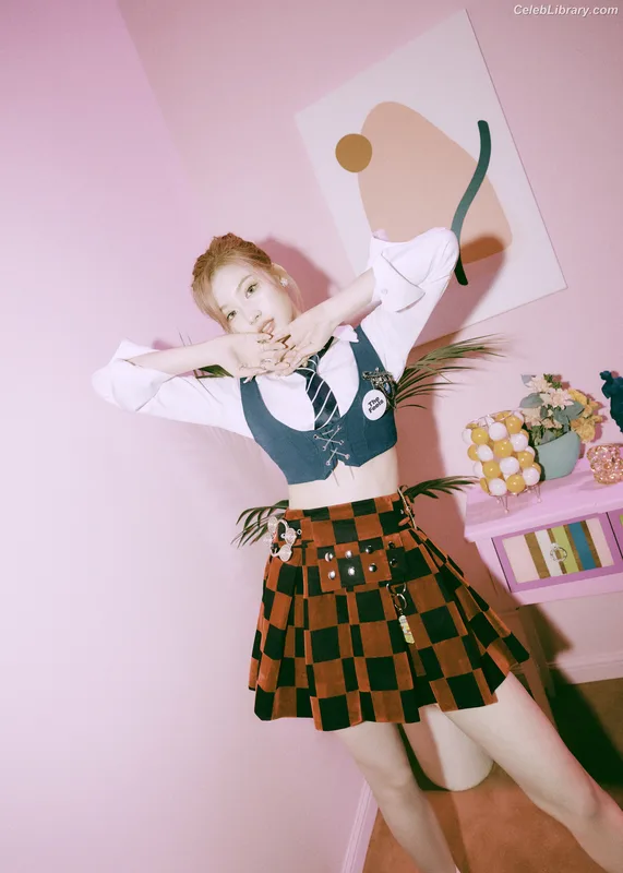 Minatozaki Sana (TWICE) photo 20 of 1069
