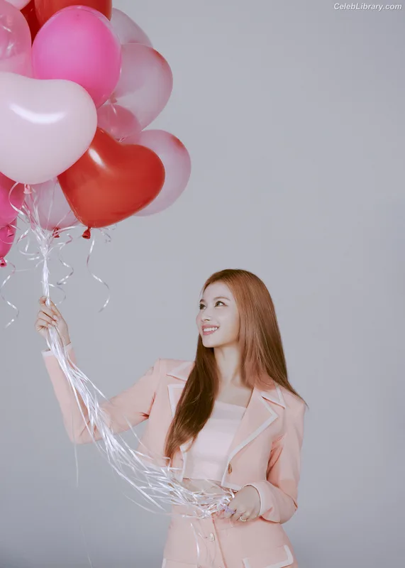 Minatozaki Sana (TWICE) photo 8 of 1069
