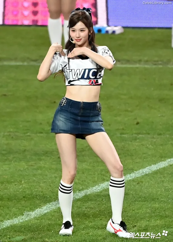 Minatozaki Sana (TWICE) photo 21 of 1069