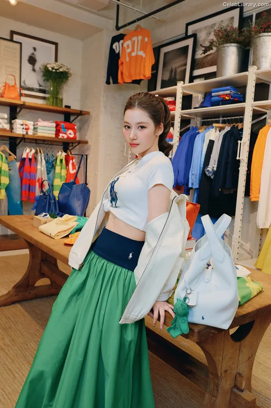 Minatozaki Sana (TWICE) photo 3 of 1069