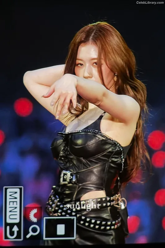 Minatozaki Sana (TWICE) photo 10 of 1069
