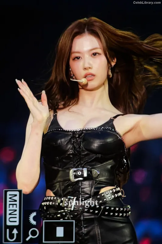 Minatozaki Sana (TWICE) photo 11 of 1069